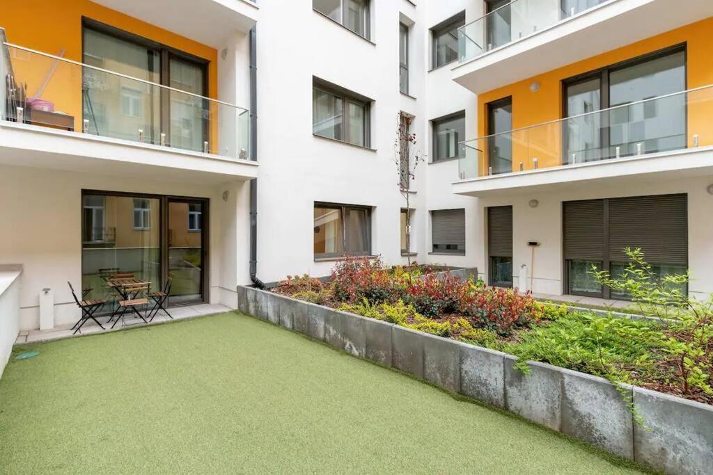 Appartamento Terrace Vista-Modern 2Br Retreat Budapest Esterno foto